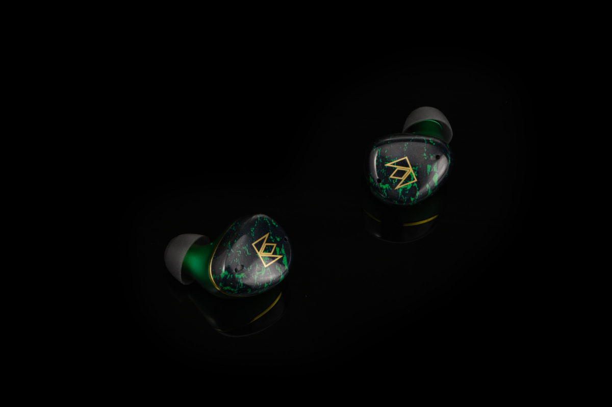 The Sound That Wears the Crown】トライブリッド5ドライバー構成